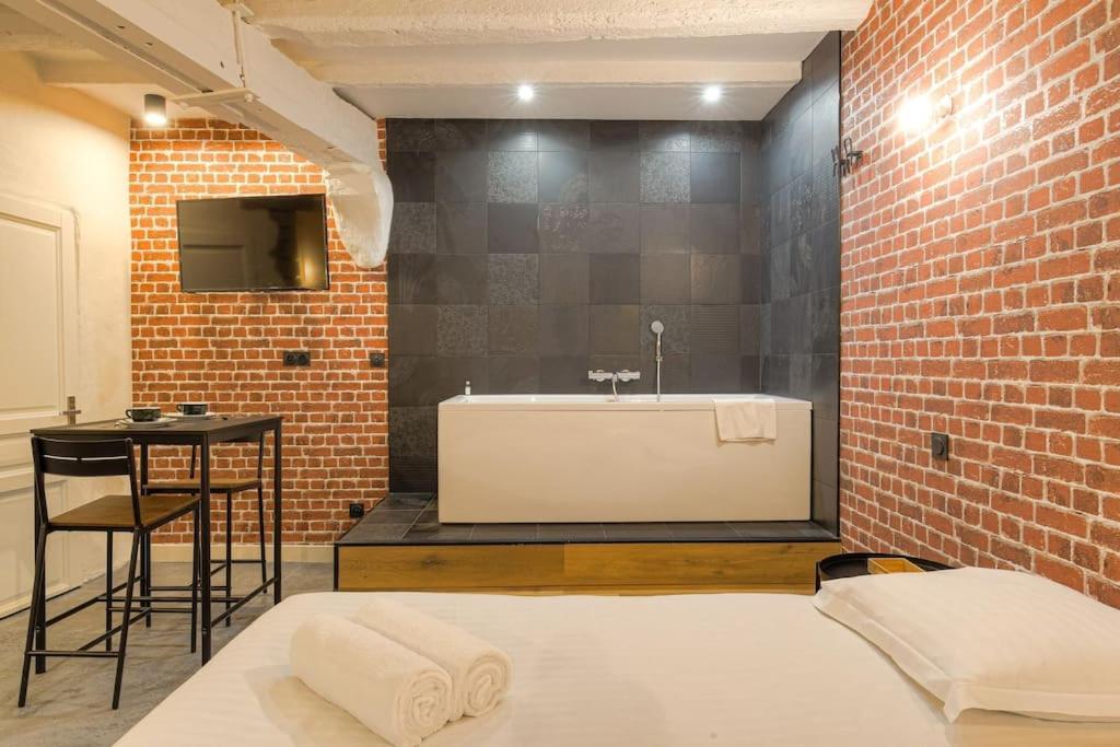 Industrial-Style Studio With Bathtub, Vieux-Лион Экстерьер фото