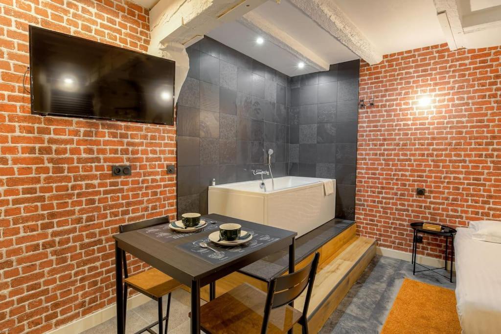Industrial-Style Studio With Bathtub, Vieux-Лион Экстерьер фото