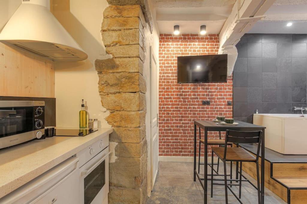 Industrial-Style Studio With Bathtub, Vieux-Лион Экстерьер фото