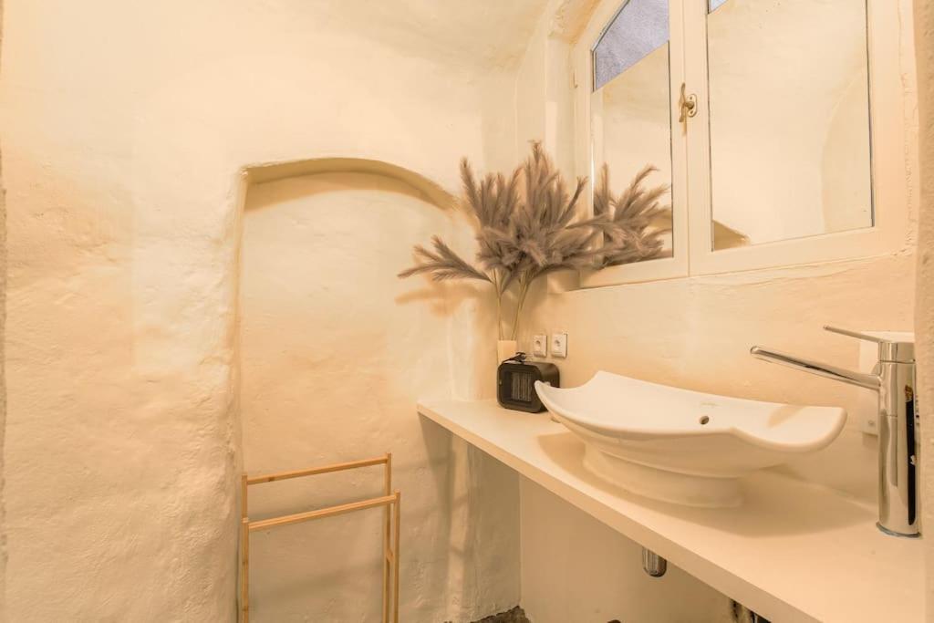 Industrial-Style Studio With Bathtub, Vieux-Лион Экстерьер фото