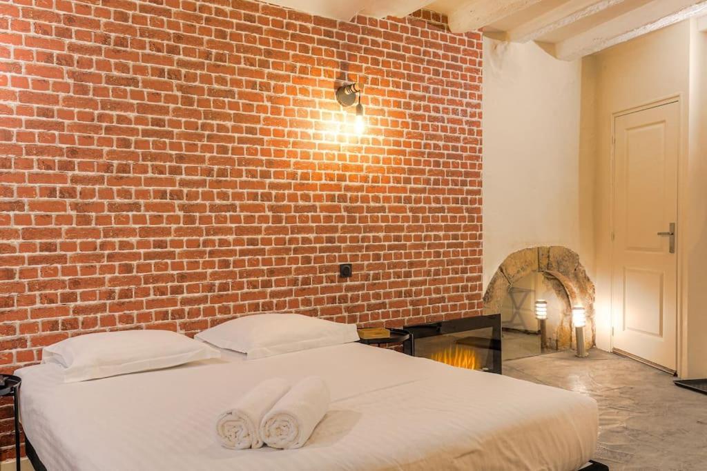 Industrial-Style Studio With Bathtub, Vieux-Лион Экстерьер фото