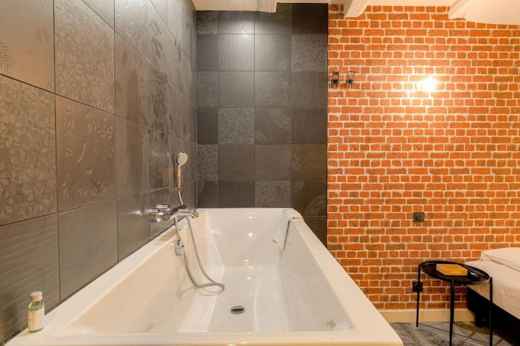 Industrial-Style Studio With Bathtub, Vieux-Лион Экстерьер фото