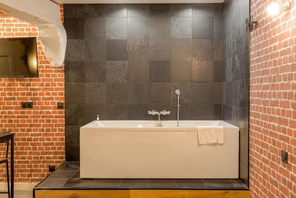 Industrial-Style Studio With Bathtub, Vieux-Лион Экстерьер фото